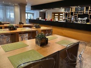 a restaurant with tables and chairs and a bar at Hotel Cascade Resort & Spa in Demjén