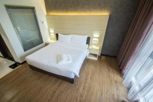 سرير أو أسرّة في غرفة في Hotel Labuan Point