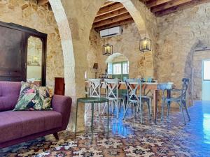a living room with a table and chairs at Beit El Berbara-Pool & Breakfast in Al Ḩulwah