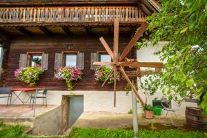a house with a wooden cross in front of it at Winzerhaus am Eichberg in Leutschach +1 photo