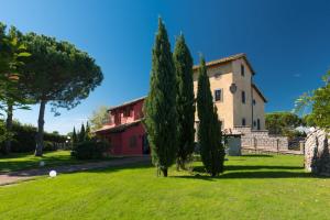 una casa con dos árboles en el patio en Relais Santa Caterina Hotel en Viterbo