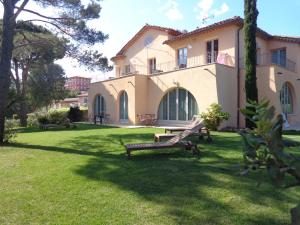 a house with two benches in the yard at Appartement Villa Angelina in Grimaud