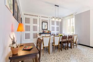 a dining room with a table and chairs at Clair'omer in Yèvres-le-Petit