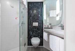a bathroom with a black and white patterned wall at Ibis Chengdu Wuhouci Jinli in Chengdu