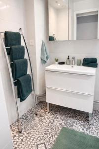 a bathroom with a sink and a mirror at Appartement Chilly Mazarin T3 Proche Aéroport Orly in Chilly-Mazarin