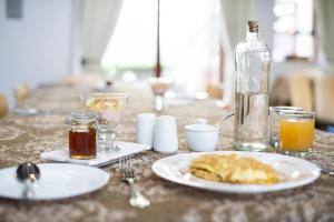 una mesa con un plato de comida y una botella en The Village in Hatfield, en Pretoria