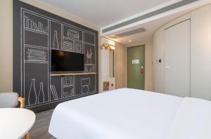 a room with a chalkboard wall with a tv at Ibis Chengdu Wuhouci Jinli in Chengdu