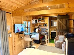 Televisor o centre d'entreteniment de Tiny House Close to Brussels South Charleroi Airport