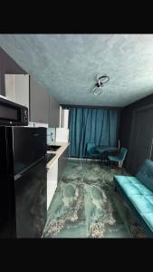 a kitchen with a couch and a table in a room at La Garson in Borsa