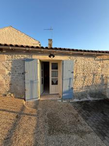 an open door of a building with a brick wall at Gîte à la campagne in Meursac