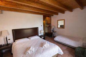a bedroom with two beds with towels on them at Tenuta Molino dei Sassi in Zevio