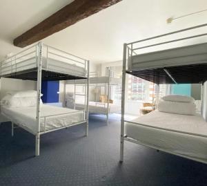 a room with two bunk beds in a room at Hostel20 Toulouse Wilson in Toulouse