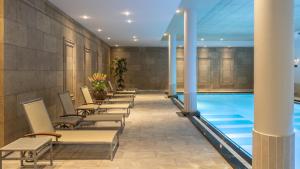 ein Billardraum mit Stühlen und einem Schwimmbecken in der Unterkunft Hyllit Hotel in Antwerpen