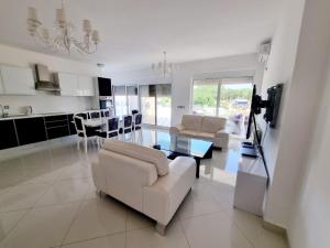 a living room with a couch and a table at Le Domaine paradise in Briska Gora