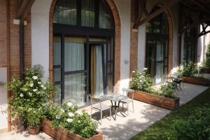 a patio with a table and chairs in front of a building at Tenuta Molino dei Sassi in Zevio +17 photos