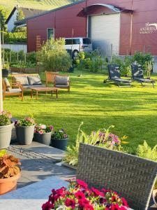 a garden with benches and flowers in a yard at Weinbergs Loge in Ernst
