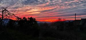 a sunset with the sun setting in the sky at Bayo - terra essentia in Alge