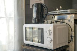 a microwave sitting on a table with a blender at Alpazur in Nice