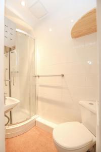 ein weißes Badezimmer mit Dusche und Toilette in der Unterkunft Coundon Fields in Allesley + 22 Fotos