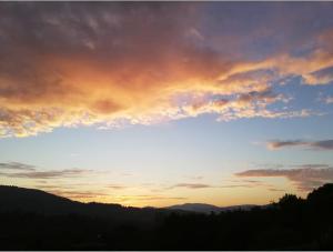 a sunset in the sky over a mountain at Casa Salvia in Castelanes