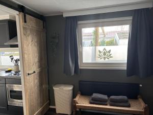 Køkken eller tekøkken på Vakantiewoning Maiva - Chaletparc Krabbenkreek + 21 billeder