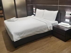 سرير أو أسرّة في غرفة في Hotel Labuan Point