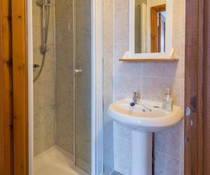 ein Badezimmer mit Waschbecken und Dusche in der Unterkunft Abbey Mill in Melrose