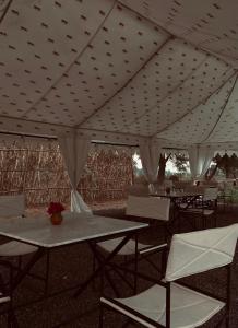 a group of tables and chairs under a tent at Gulab Bagh Jawai in Jawāi Bāndh