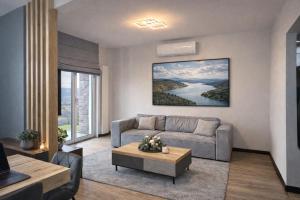 ein Wohnzimmer mit Sofa und Tisch in der Unterkunft FalHouse- luksusowe apartamenty z jacuzzi & sauna in Lesko