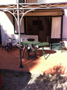 un tavolo da picnic sotto un ombrellone su un patio di Casa Carla a Cavo