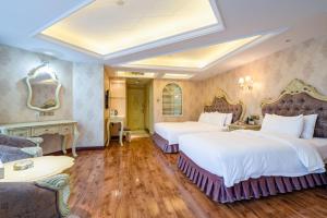 a bedroom with two beds and a couch at 泽润大酒店 in Chengdu +23 photos