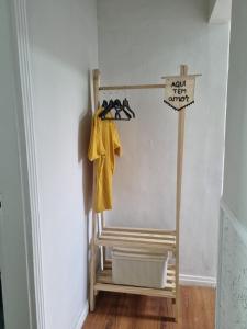 a shelf with a chair and a sign on a wall at Loft em Butantã, próximo a USP in São Paulo