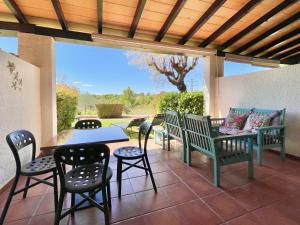 a patio with chairs and a table and a table and chairsktop at Olimar, vistas al mar y relax junto a la playa in L'Ampolla