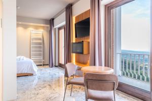 ein Hotelzimmer mit einem Bett und einem großen Fenster in der Unterkunft 501 Hotel in Vibo Valentia