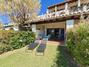 a house with two chairs and a patio at Olimar, vistas al mar y relax junto a la playa in L'Ampolla