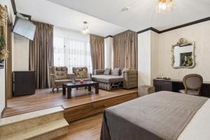 a hotel room with a bed and a living room at Vila Reyna in Constanţa
