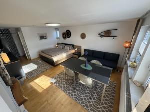 an overhead view of a living room with a couch and a table at H.Aus.Zeit Ferienwohnungen Stockbauer in Regen