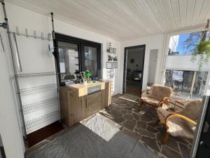 a room with a kitchen with a sink and a window at H.Aus.Zeit Ferienwohnungen Stockbauer in Regen