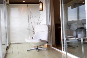 a white chair in a room with a table at Itsas aurre Basquenjoy in Fuenterrabía +57 photos