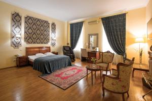 a hotel room with a bed and a table and chairs at Villa Venus in Deva