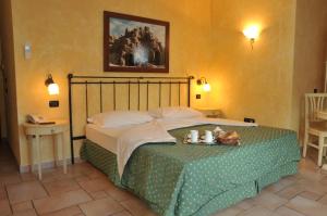 sypialnia z dużym łóżkiem z tacą w obiekcie Hotel Villa Del Parco w mieście La Maddalena
