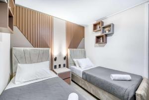 a small room with two beds and a staircase at Eluchans One with Pool & parking near Reñaca Beach in Viña del Mar +13 photos