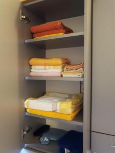 a closet filled with towels and towels at Omas Stübchen - Monteurwohnung auf dem Land in Borken