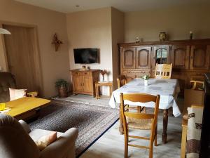 a living room with a table and a tv at Omas Stübchen - Monteurwohnung auf dem Land in Borken