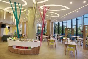 Restoran või mõni muu söögikoht majutusasutuses Ibis Styles Bogor Raya