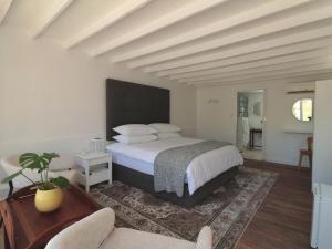Robertson Manor tesisinde bir odada yatak veya yataklar
