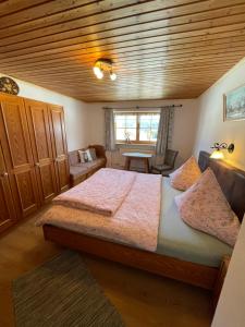 a bedroom with a large bed in a room at Apartment Rothenlehen in Bischofswiesen