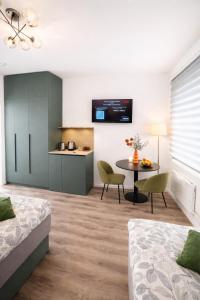 a room with a bed and a table and a kitchen at Studio-Apartament 101 free Parking Domus Kushal in Viersen