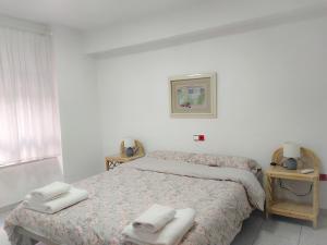 a bedroom with two beds with towels on them at Alojamiento San Juan en Murcia Centro in Murcia