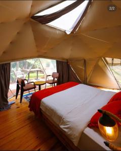 a tent bedroom with a bed and a window at Rida Sultan Konağı Kozbeyli in Eskiömerler